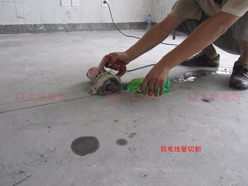 弱电线管开槽.jpg 弱电线管开槽.jpg